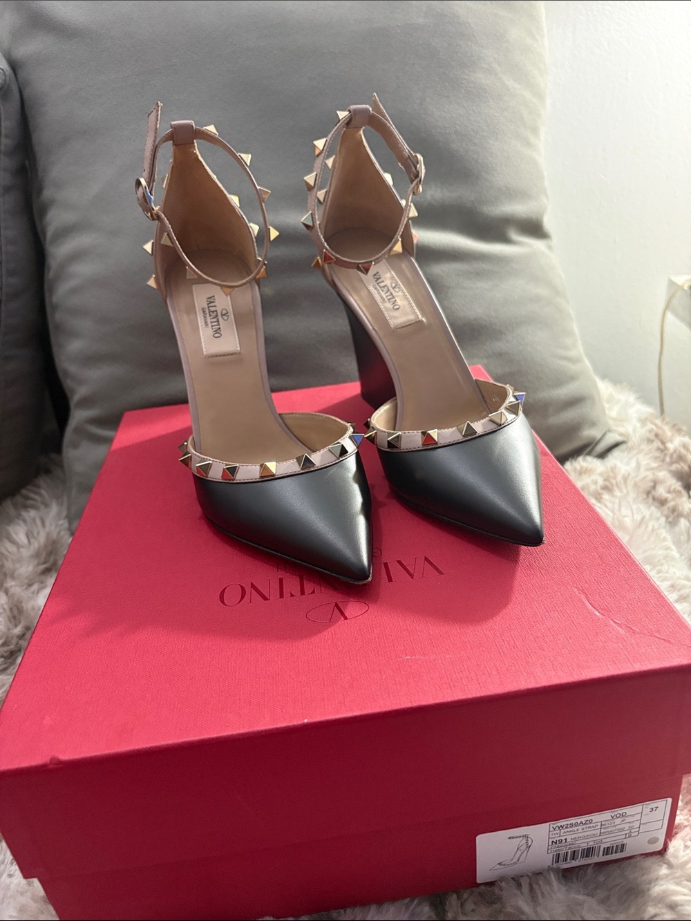 Valentino Black
Valentino Garavani
Rockstud Wedge
100 Heels